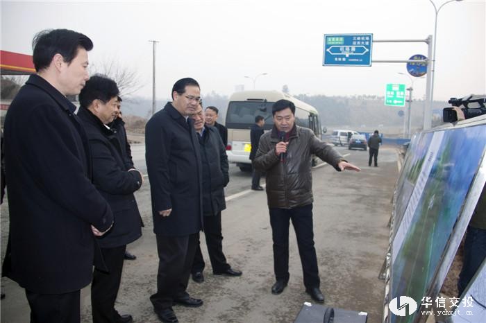 馬旭明市長深入到三峽機(jī)場(chǎng)路改造工程現(xiàn)場(chǎng)調(diào)研hhhhhhhhhh.jpg